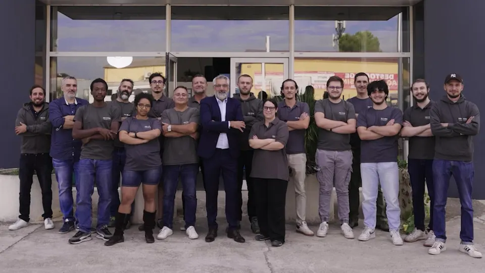 L’équipe de Prosima devant ses locaux, image de la vidéo